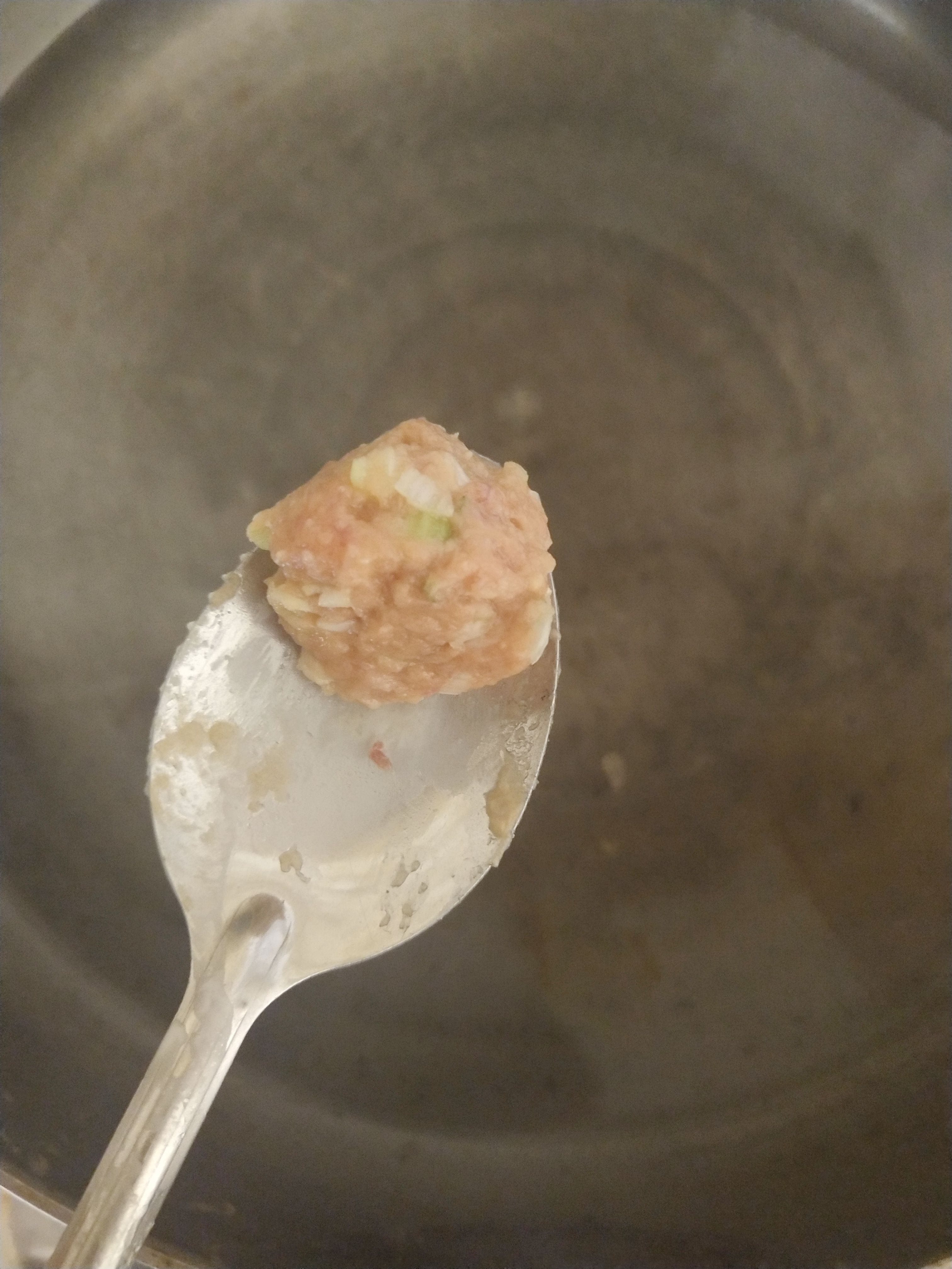 馄饨馅做汤,用馄饨料包做美食