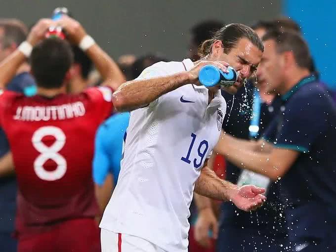 足球运动员喝水后为何又吐掉,足球运动员喝了水吐了什么意思