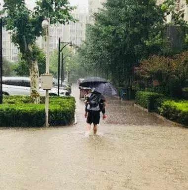 香奈儿透明口红雨衣,香奈儿夏季雨靴