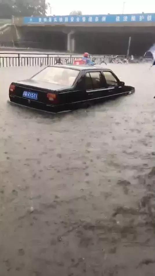 香奈儿透明口红雨衣,香奈儿夏季雨靴