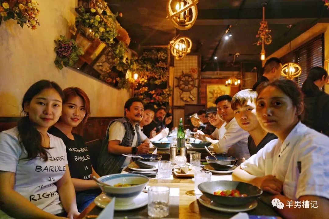 去酒吧除了点酒还需要点什么,去酒吧吧台如何点酒