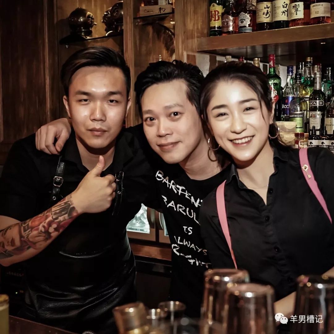 去酒吧除了点酒还需要点什么,去酒吧吧台如何点酒