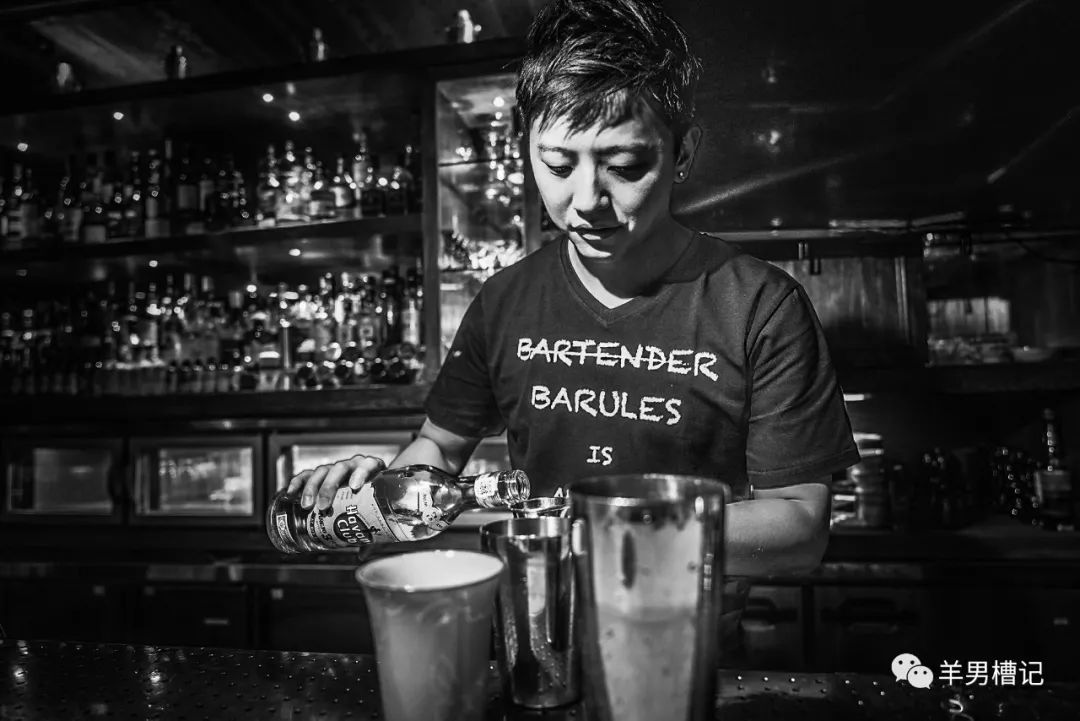 去酒吧除了点酒还需要点什么,去酒吧吧台如何点酒