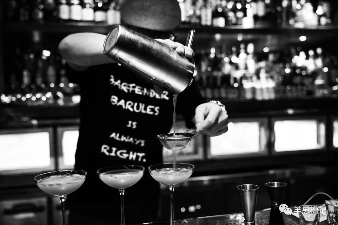 去酒吧除了点酒还需要点什么,去酒吧吧台如何点酒