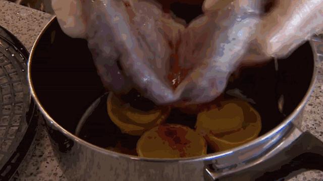 老外学中国吃大葱煎饼,外国人学中国人吃米饭