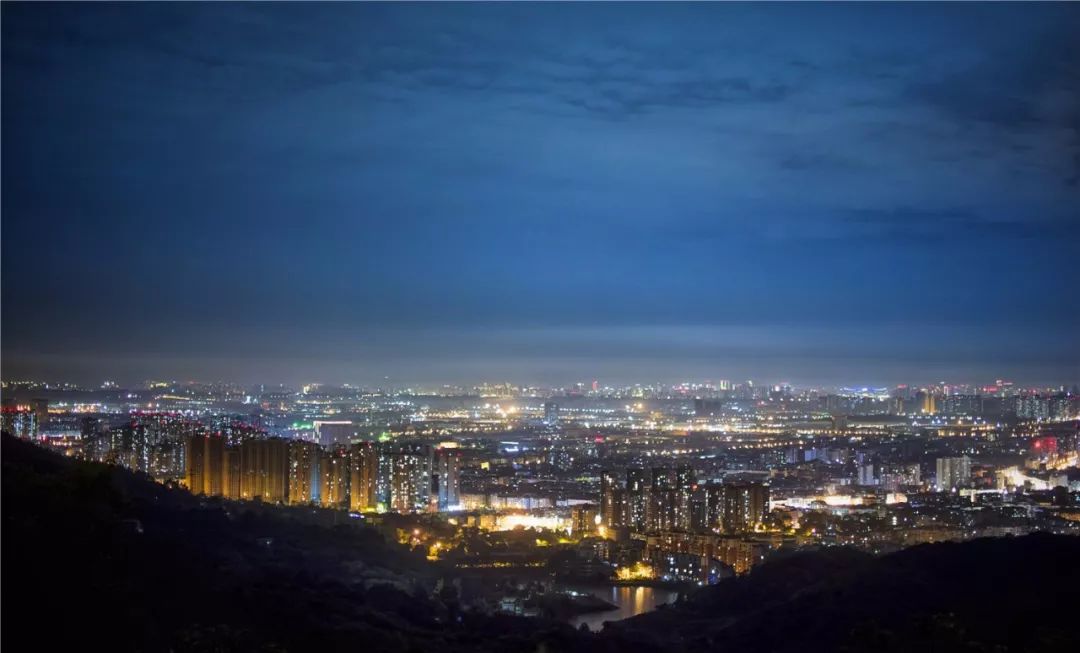 俯瞰成都全景的山,夜晚俯瞰成都全景的地方