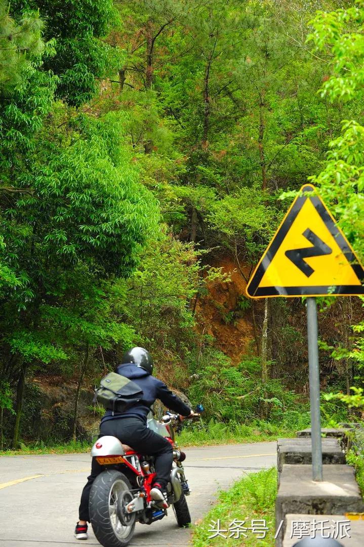 售价880元的TORC碳纤复古盔，了解一下