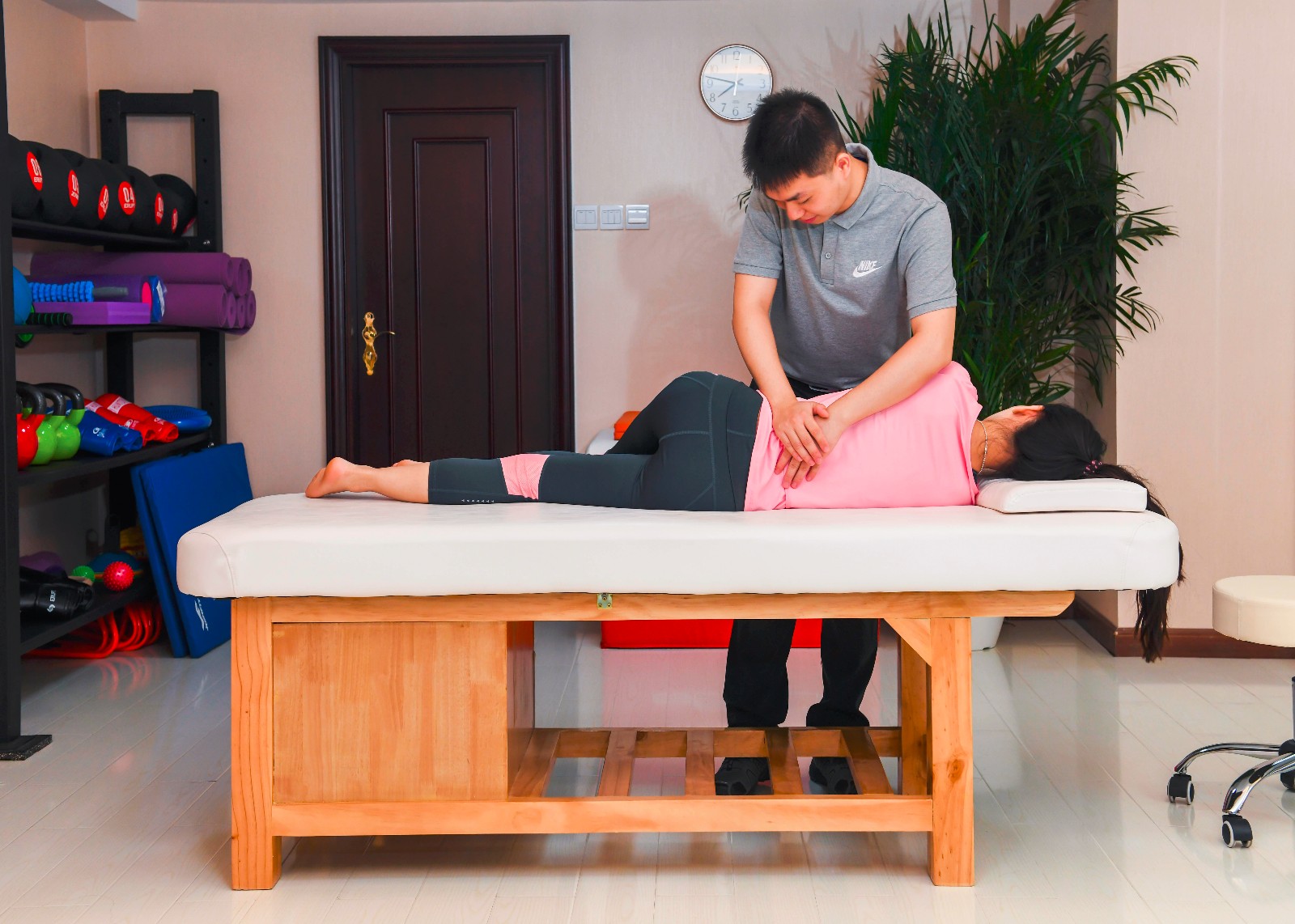 调整骨盆前倾的动作,骨盆前倾的手法复位