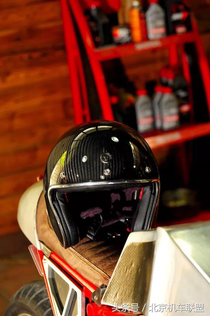 TORC碳纤复古盔确实有点不一样、材质、做工都不错、颜值也可以