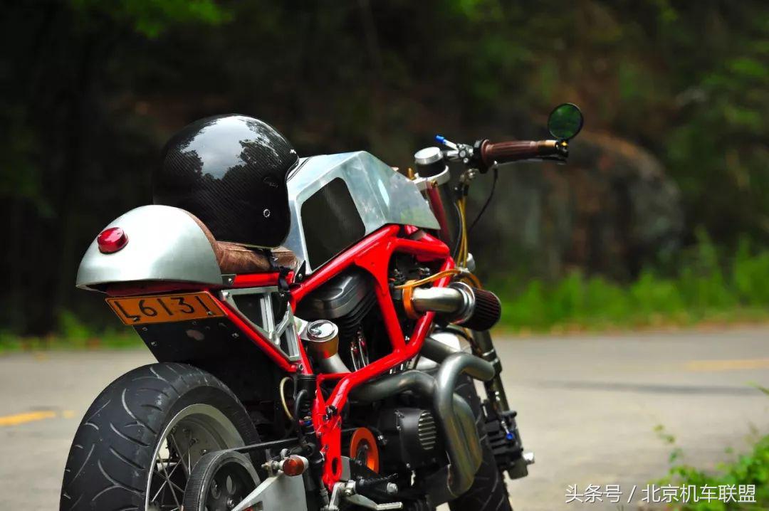 TORC碳纤复古盔确实有点不一样、材质、做工都不错、颜值也可以