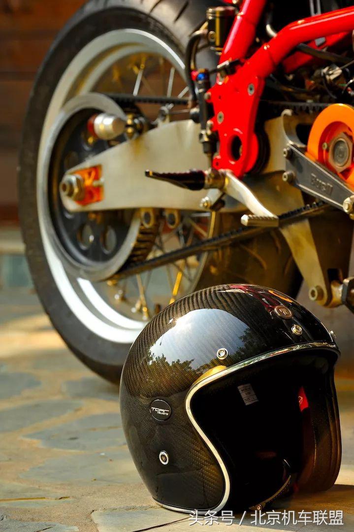 TORC碳纤复古盔确实有点不一样、材质、做工都不错、颜值也可以