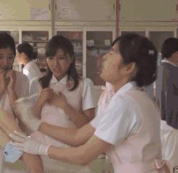 创可贴贴住的伤口更难愈合,晚上睡觉伤口贴创可贴好还是不贴