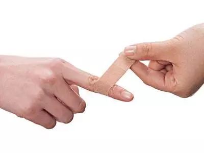 创可贴贴住的伤口更难愈合,晚上睡觉伤口贴创可贴好还是不贴