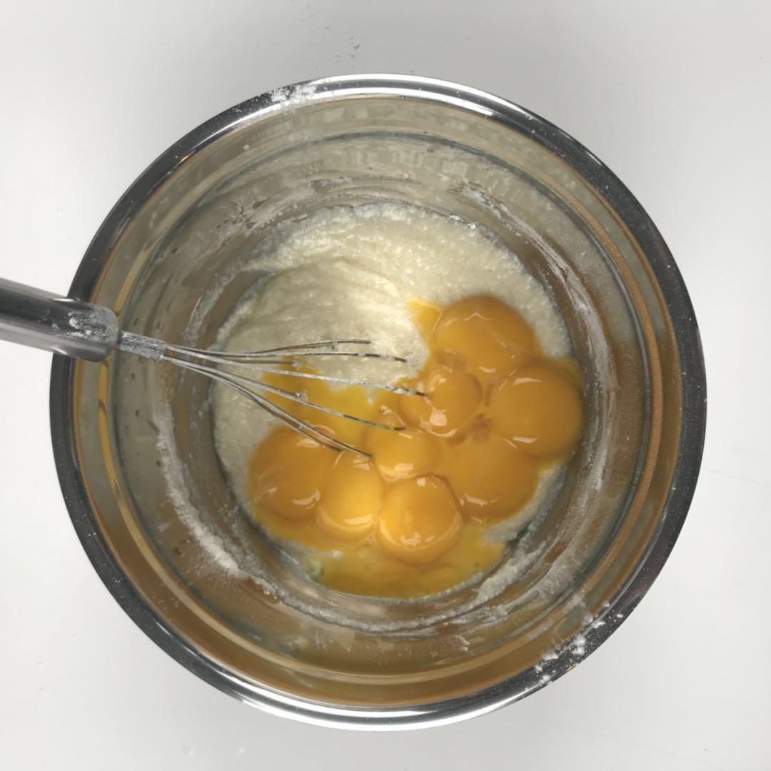 蛋糕奶油裱花零基础视频教程,最简单的纯白色奶油裱花蛋糕视频