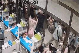 因怀孕妻子抽不出血，高校老师伸中指*辱侮**护士、殴打医生