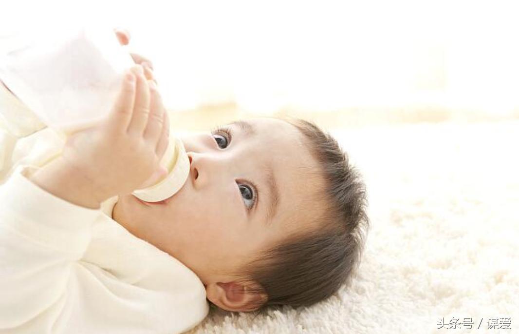 宝宝转奶腹泻有奶瓣,宝宝转奶拉肚子呕吐要继续嘛