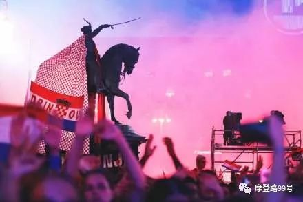 克罗地亚男人们的聊天中离不开的三个话题：政治、女人和足球