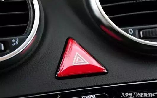 万幸！入伏首日泌阳一家长把孩子锁车内险酿悲剧