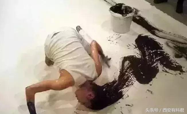 80多岁书法大师现场写字,这才是真正的书法大师倒着书写