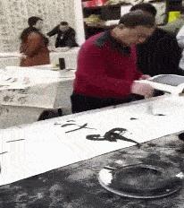 80多岁书法大师现场写字,这才是真正的书法大师倒着书写