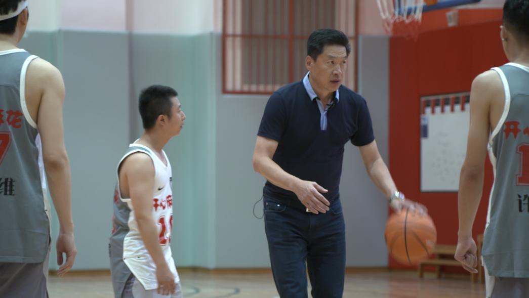 李春江当年打球时是前锋还是后卫,李春江三分线上篮