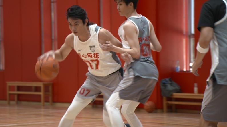 李春江当年打球时是前锋还是后卫,李春江三分线上篮