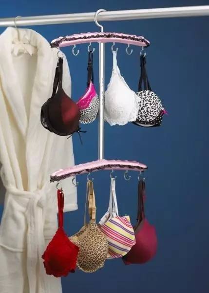 她在衣柜里系了根鞋带,衣柜竟然瞬间大一倍,服!