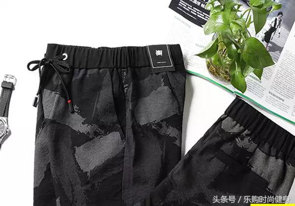 夏天的短裤潮男必备,男生夏日穿搭沙滩风白色短裤