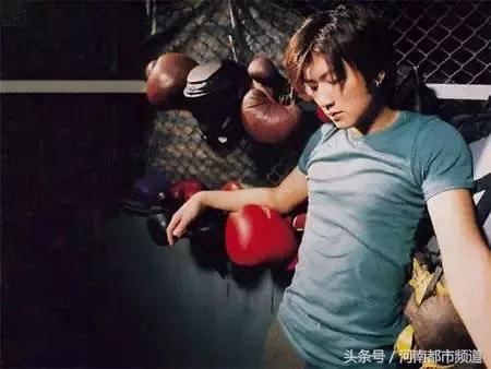 背起吉他的谢霆锋,才是我们记忆中的那个谢霆锋!