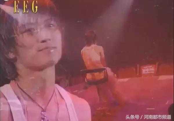 背起吉他的谢霆锋,才是我们记忆中的那个谢霆锋!