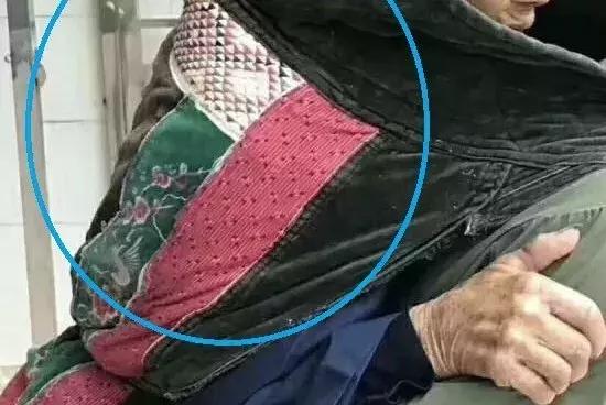 朋友圈戳中泪点的9组照片：当父母老得像个孩子……