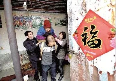 朋友圈戳中泪点的9组照片：当父母老得像个孩子……