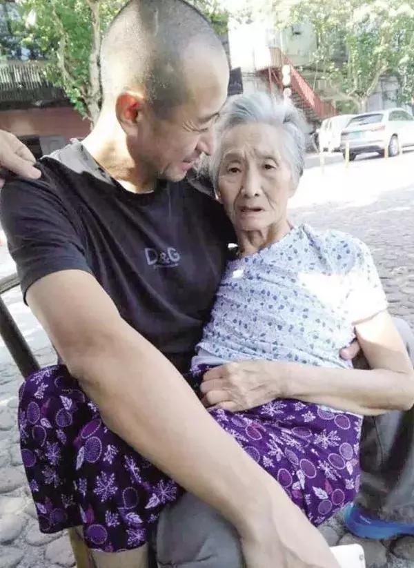 朋友圈戳中泪点的9组照片：当父母老得像个孩子……