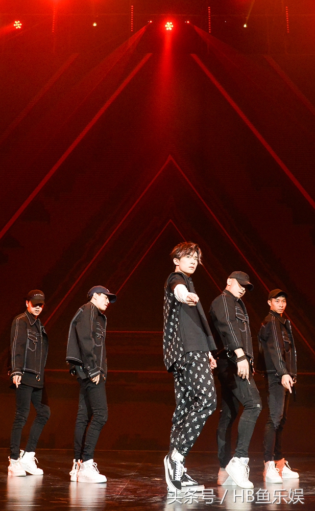 易烊千玺2周年个人舞蹈完整,易烊千玺开场秀节目视频