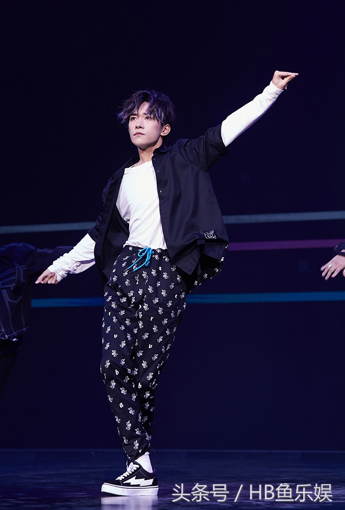 易烊千玺2周年个人舞蹈完整,易烊千玺开场秀节目视频