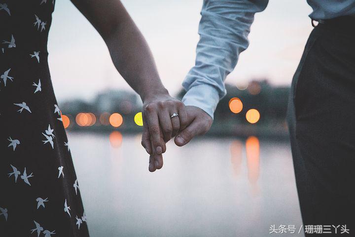 牵手旅行照片怎么拍,出门旅游情侣照怎么拍好看