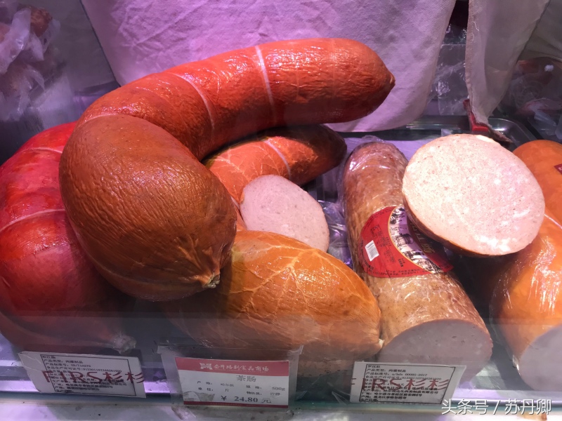 外国人品尝哈尔滨美食,外国人吃红肠