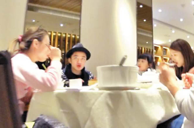 王祖蓝吃饭的节目,王祖蓝李亚男深夜撒糖