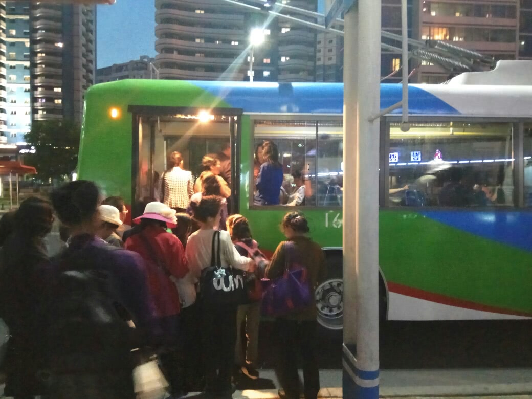 中国游客在朝鲜购物，导游的这一举动让人觉得不可思议