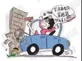 货车司机穿拖鞋驾驶违规吗,穿拖鞋开车车主知道吗