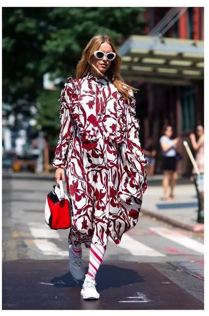 当我们穿着相同鞋子的时候，只有袜子能代表你的个性了