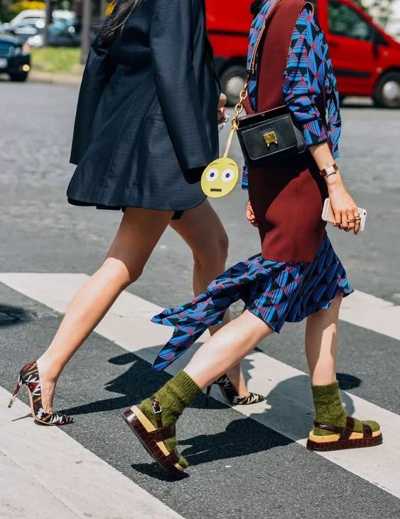 当我们穿着相同鞋子的时候，只有袜子能代表你的个性了