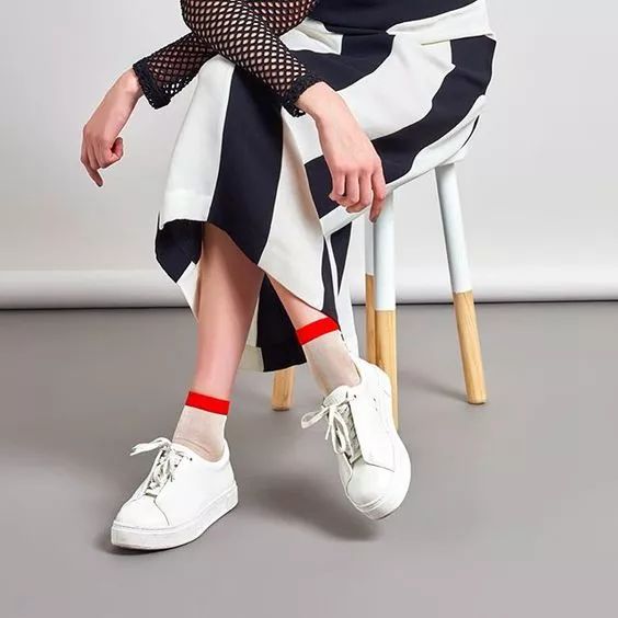 当我们穿着相同鞋子的时候，只有袜子能代表你的个性了