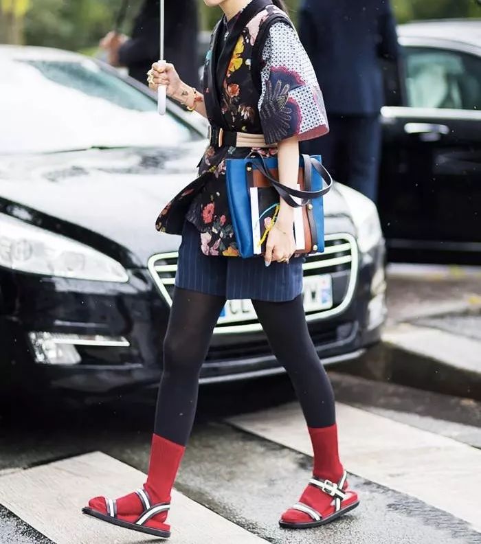 当我们穿着相同鞋子的时候，只有袜子能代表你的个性了