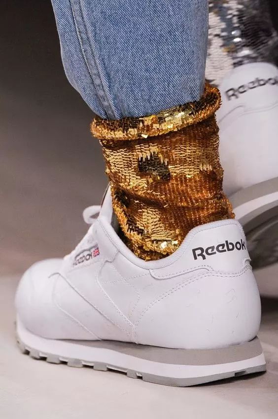 当我们穿着相同鞋子的时候，只有袜子能代表你的个性了