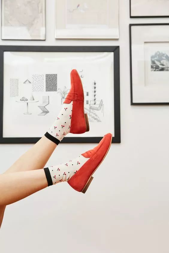 当我们穿着相同鞋子的时候，只有袜子能代表你的个性了