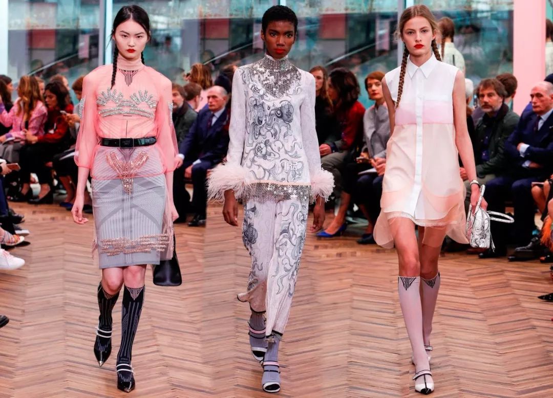 当我们穿着相同鞋子的时候，只有袜子能代表你的个性了