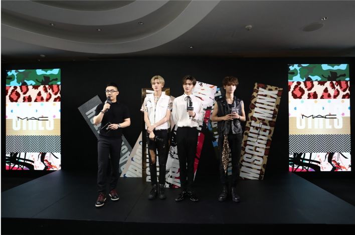 魅可人手一支的口红,m.a.c魅可限定系列