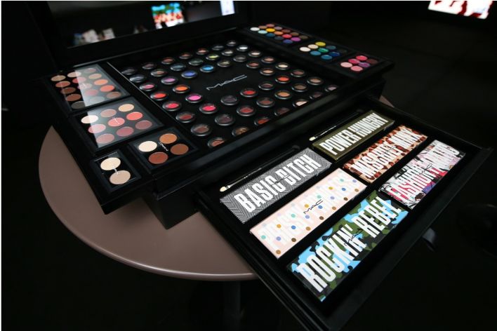 魅可人手一支的口红,m.a.c魅可限定系列