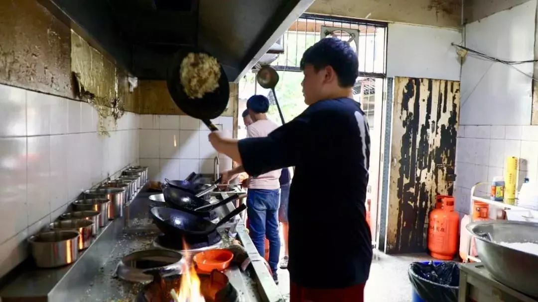 浙江15岁少年，一碗炒饭称霸路边摊！消防蜀黍：炒饭好吃也别“上火”~